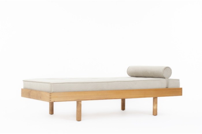 Velvet daybed with wooden legs