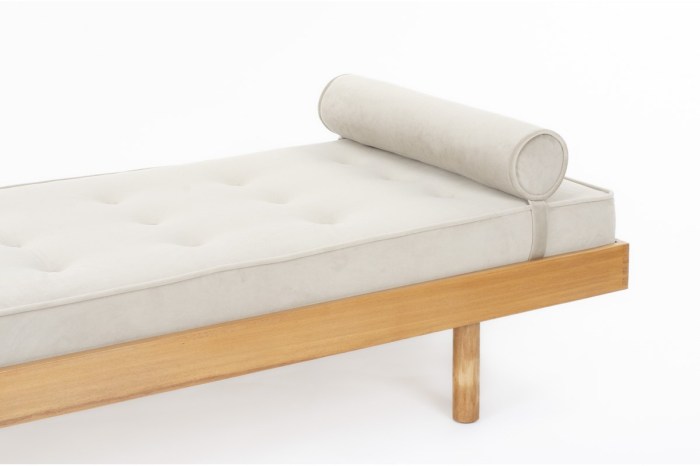Velvet daybed with wooden legs