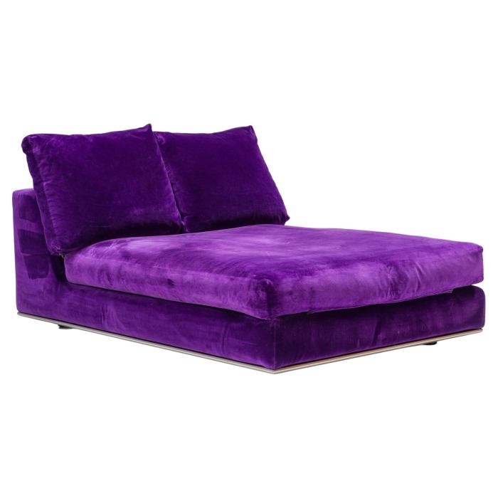 Velvet daybed with wooden legs